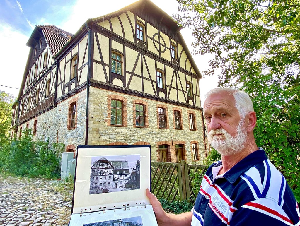 Rolf Markgraf steht vor der Wassermühle in Neugattersleben, die eine lange Geschichte zu erzählen hat.