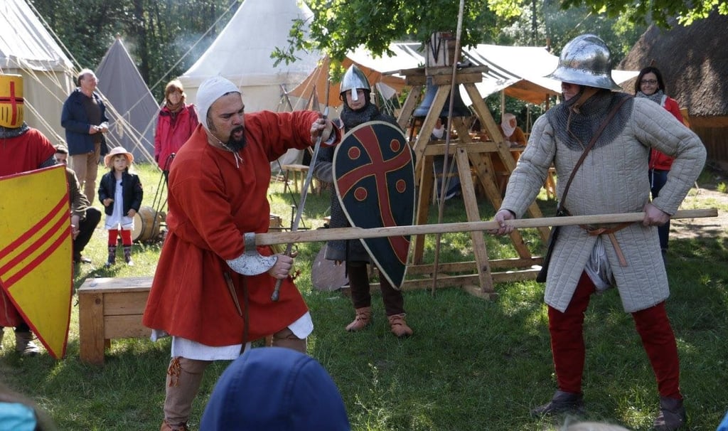 Die Schaustellergruppe Marcus Porsch lässt am Wochenende im Kloster Jerichow das Mittelalter wieder aufleben.