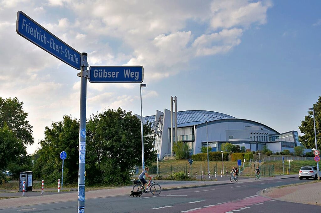 Ein Blick auf den Verkehrsknoten von Friedrich-Ebert-Straße und Gübser Weg. Straßenbegleitend gibt es einen Geh- und Radweg.