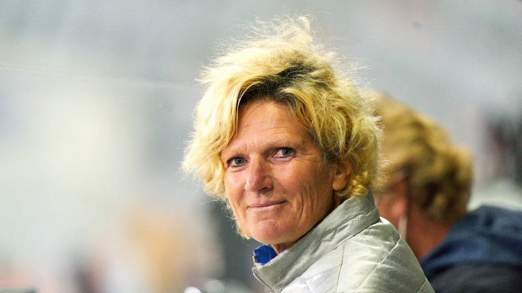 Claudia Neumann kommentiert im ZDF das DFB-Pokal-Spiel zwischen Ottensen und Leipzig.