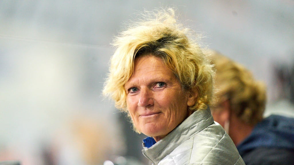 Claudia Neumann kommentiert im ZDF das DFB-Pokal-Spiel zwischen Ottensen und Leipzig.