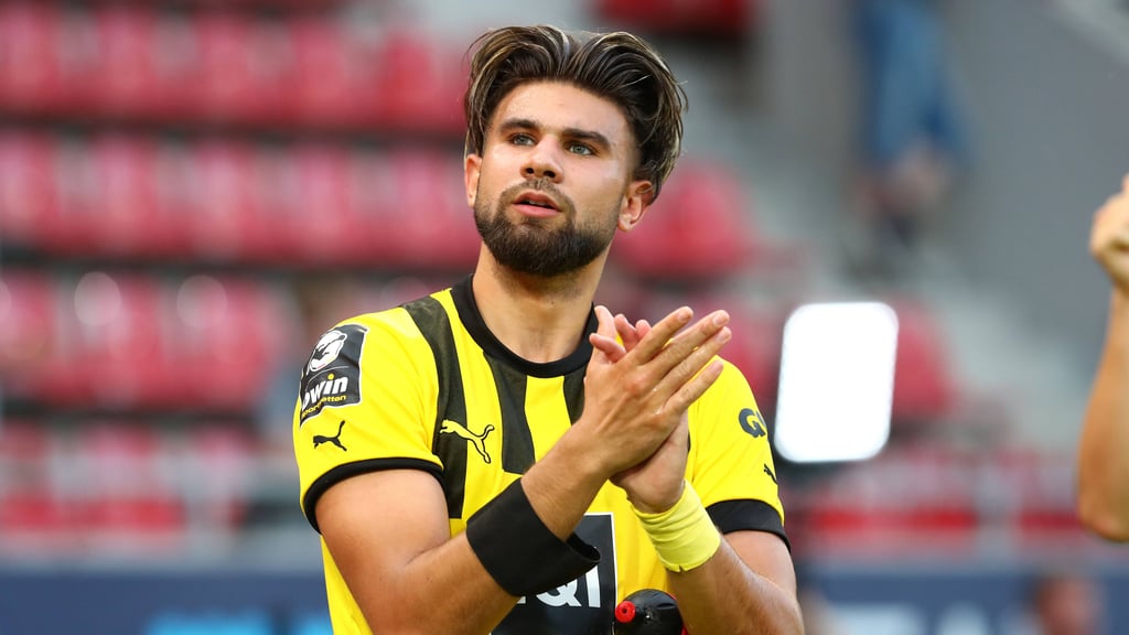 Antonios Papadopoulos spielt seit 2021 für Borussia Dortmund.