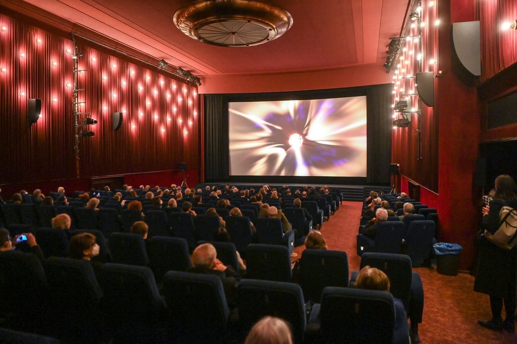 Kinobesucher sitzen zur Premiere des Films „Komm mit mir in das Cinema - Die Gregors“ mit Masken und Abstand im Delphi-Filmpalast in Berlin.