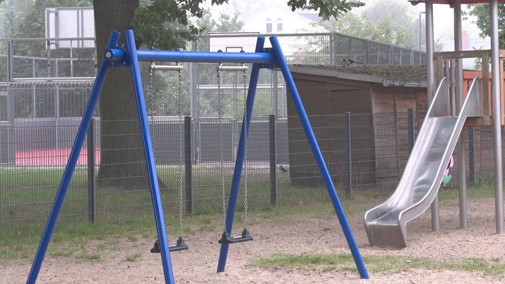 Spielgeräte stehen auf dem Geländer einer Kita in Neuruppin.