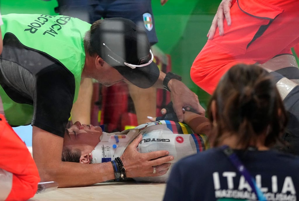Letizia Paternoster aus Italien wird nach einem Sturz behandelt.