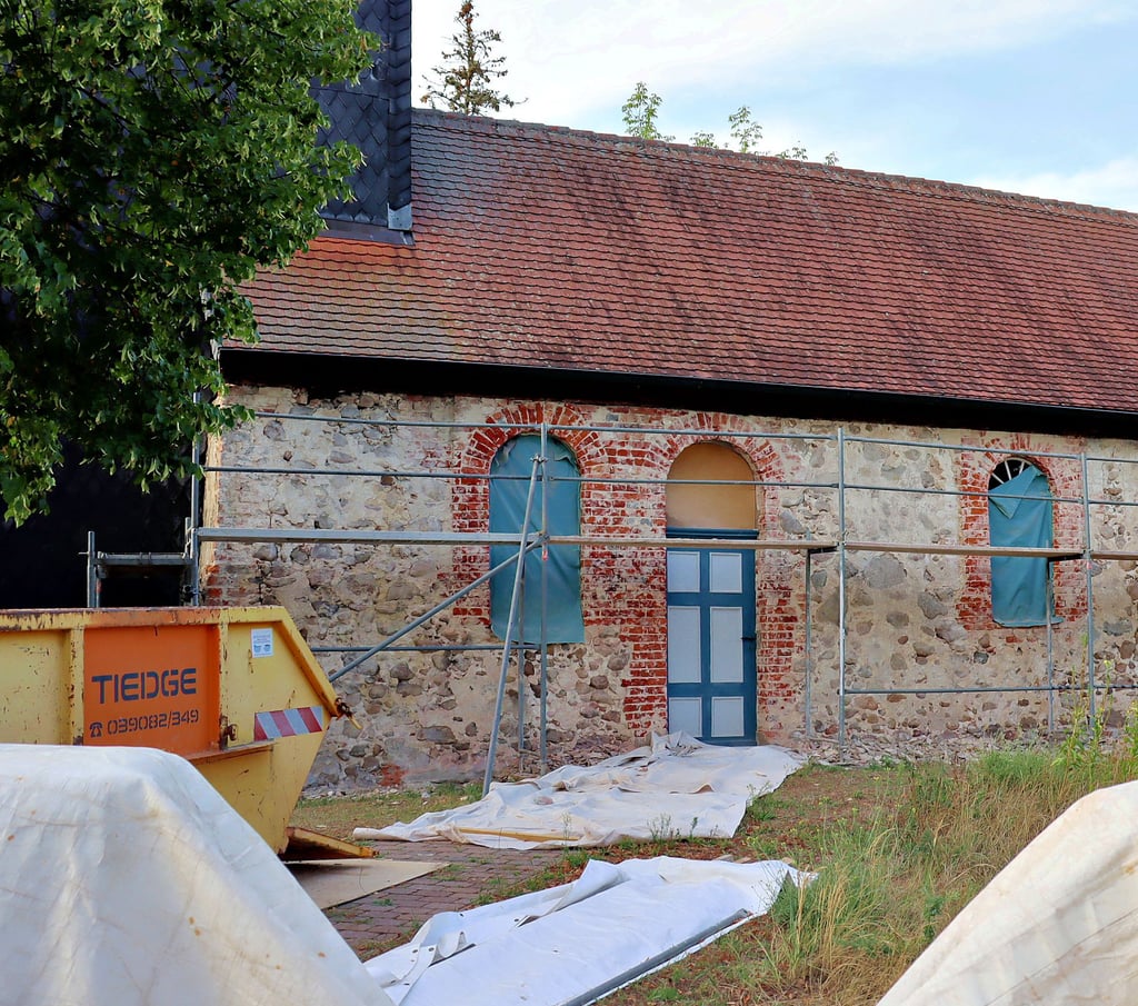 Die Quarnebecker Kirche ist zurzeit eingerüstet. Die Fassade wird auf mehreren Seiten besser und schicker gemacht, der Putz denkmalgerecht erneuert.