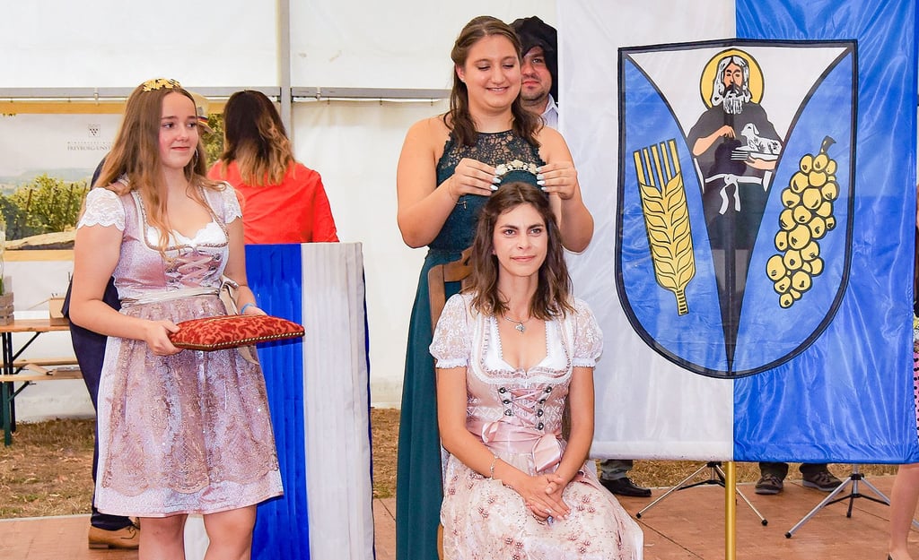 Zur neuen Weinprinzessin wird Celine Pichler durch ihre Vorgängerin Jennifer Staake gekrönt. Die Majestät repräsentiert für die kommenden zwei Jahre die Weinorte Reinsdorf, Nebra und Wangen.