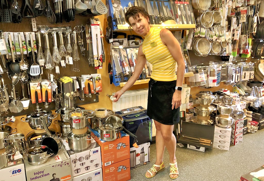 Silvana Peter, Inhaberin vom Haushaltswarenfachgeschäft Spoon, spürt, dass die Kunden „bedachter“ einkaufen.  Dennoch will sie optimistisch bleiben und vielleicht versuchen, etwas Energie zu sparen -  aber auch das  nur bis zu einer bestimmten Grenze: Frieren sollen sie und ihre Kunden nicht.  