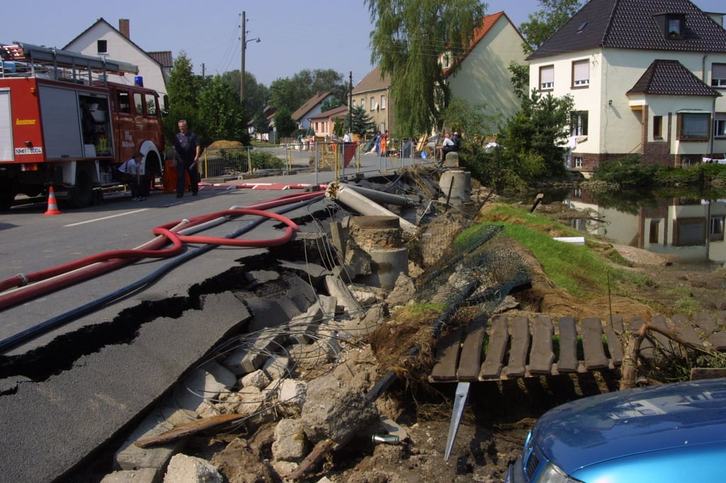 In Raguhn fällt es angesichts weggerissener Straßen wie hier in Kleckewitz auch den Helfern nicht leicht, mit schwerer Technik anzurücken.