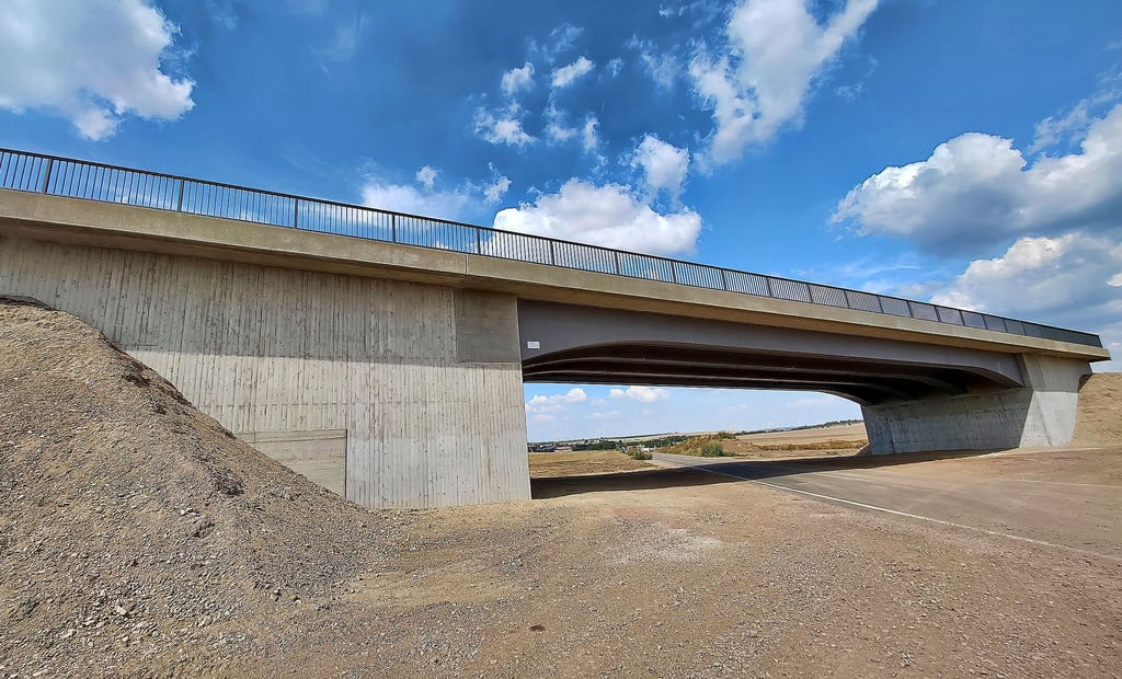 Insgesamt sechs Brücken wird die neue Ortsumfahrung Aschersleben/Süd - Quenstedt einmal haben. Die über der L 229 ist bereits fertig.