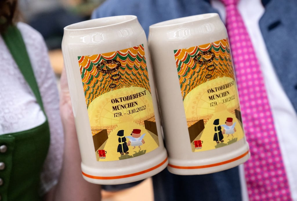 Der diesjährige Wiesn-Maßkrug wurde präsentiert. Das Oktoberfest soll vom 17. September bis 3. Oktober stattfinden.