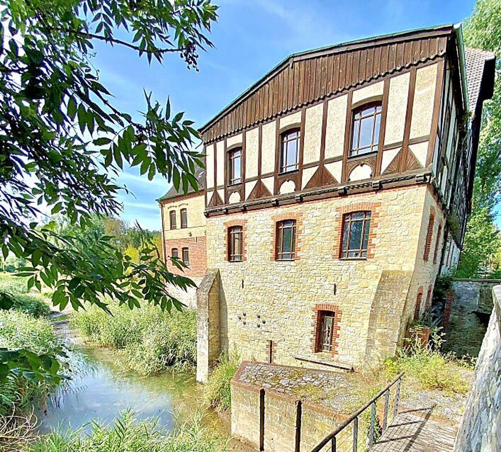 Mit dem Wasser der Bode wurde das Mühlenrad betrieben. Doch der Wasserstand ist dramatisch gesunken.