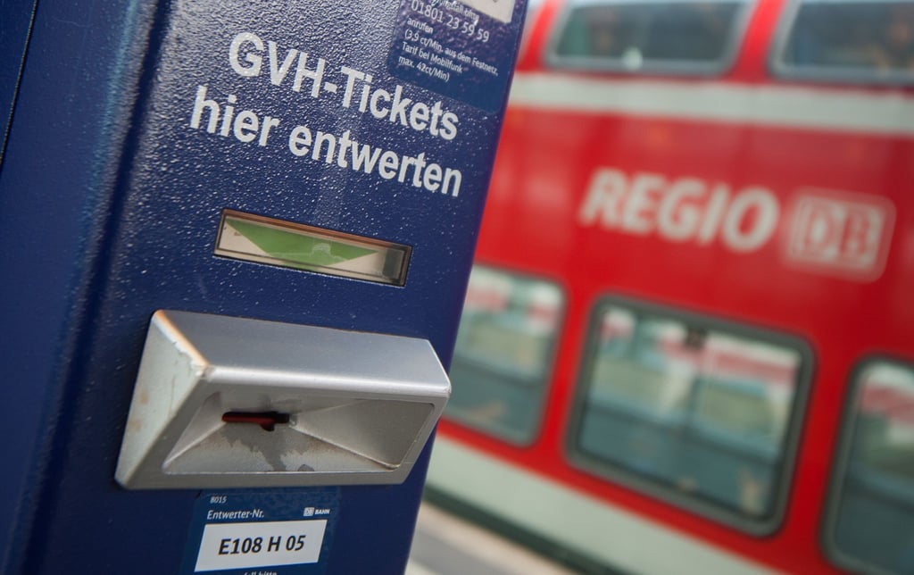 Ein Entwerter für Tickets steht am Hauptbahnhof in Hannover.