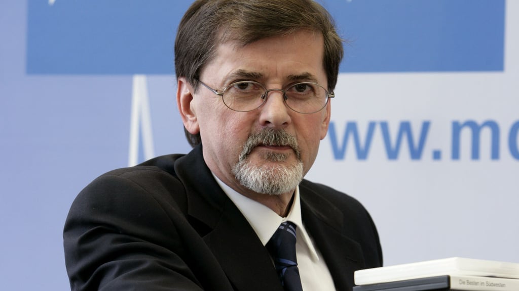 Udo Foht, ehemaliger TV-Unterhaltungschef des Mitteldeutschen Rundfunks (MDR), steht im Jahr 2007 vor dem Sender-Logo. Foht kommt mehr als zehn Jahre nach Bekanntwerden von Vorwürfen gegen ihn vor Gericht.&nbsp;