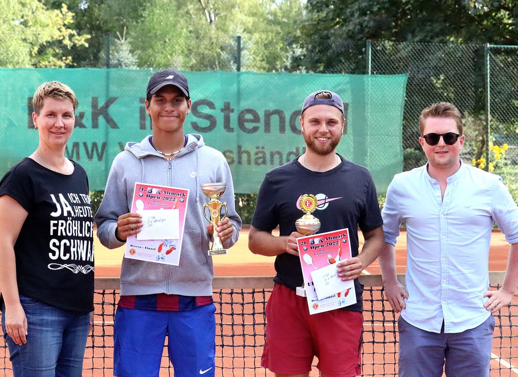 Nicole Leider (1.,v.l.)und Maximilian Pefestorff (4.v.l) ehrten die Finalisten bei den Herren
