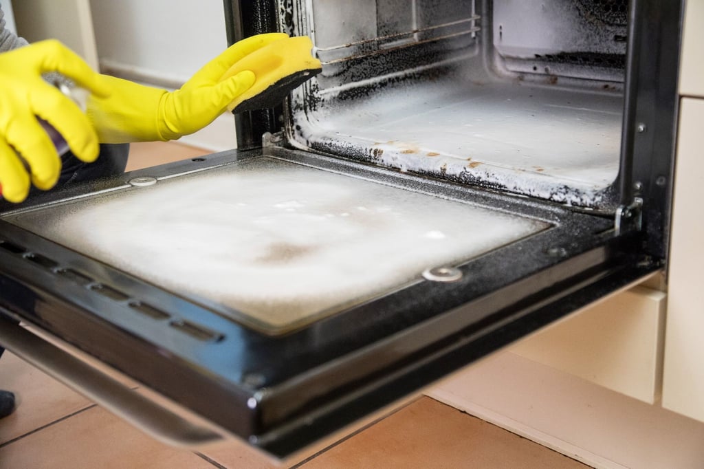 Auf waagerechten Flächen im Ofen hält der Schaum meist besser - auf senkrechten Flächen sollte man weniger Backofenreiniger versprühen.