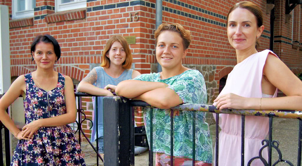 Inna (v.l.), Olena, Sweta und Alwina sind unendlich froh, mit ihren Kindern im Wolmirstedter Pfarrhaus zu leben. Sie haben viel Freundlichkeit der Kirchengemeinde und der Bürger erfahren, die Kinder besuchen die Kita und singen bereits deutsche Lieder, die größeren werden eingeschult. Dennoch: Das Heimweh bleibt.