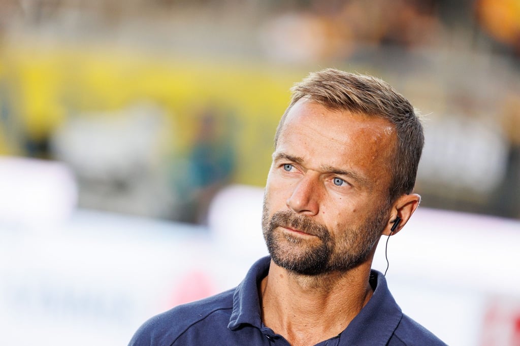 Braunschweigs Trainer Michael Schiele gibt vor dem Spiel ein Interview.
