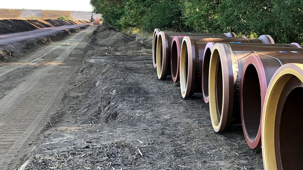 Die Rohre liegen bereit, die Baustraße ist angelegt: Hier wird ein neue Hauptsammler gebaut.