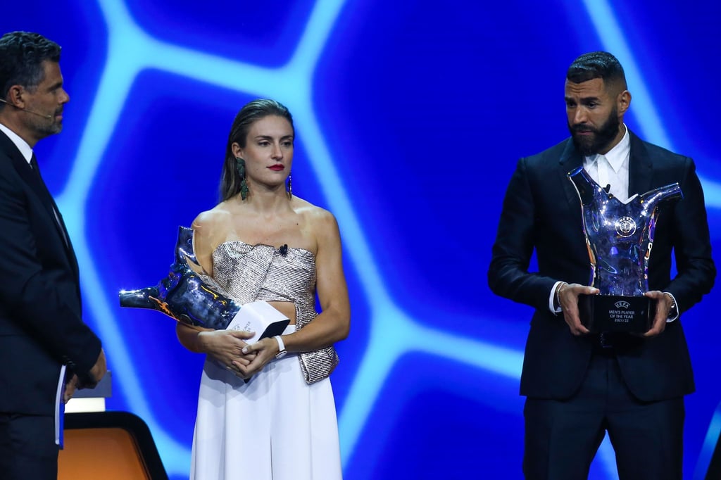 Alexia Putellas und Karim Benzema (r) halten ihre Trophäen als Europas Fußballerin und Europas Fußballer des Jahres.
