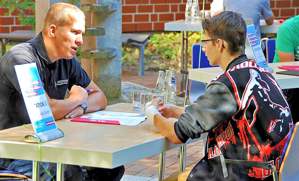 Beim Speed-Dating während der Messe lernen sich Arbeitgeber und potenzielle Auszubildende besser kennen.