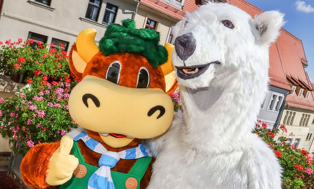 Auf der Jubiläumswiese bekommt Maskottchen Wiesi eine coole Unterstützung: den legendären Eisbären.