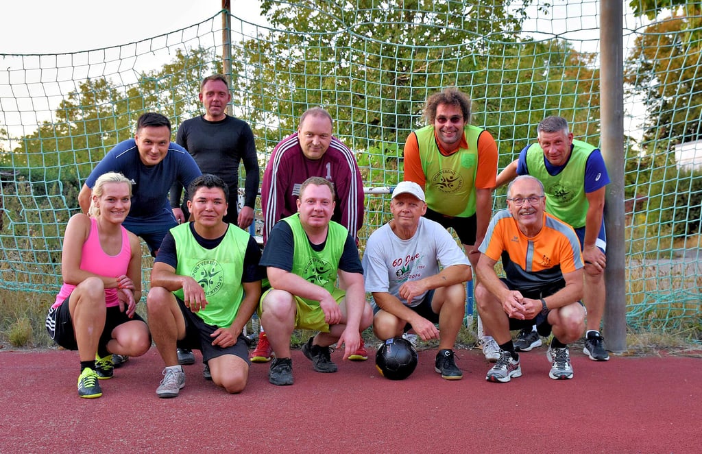 Jung und Alt, Mann und Frau, Deutsche und Flüchtlinge spielen einmal in der Woche gemeinsam Fußball.
