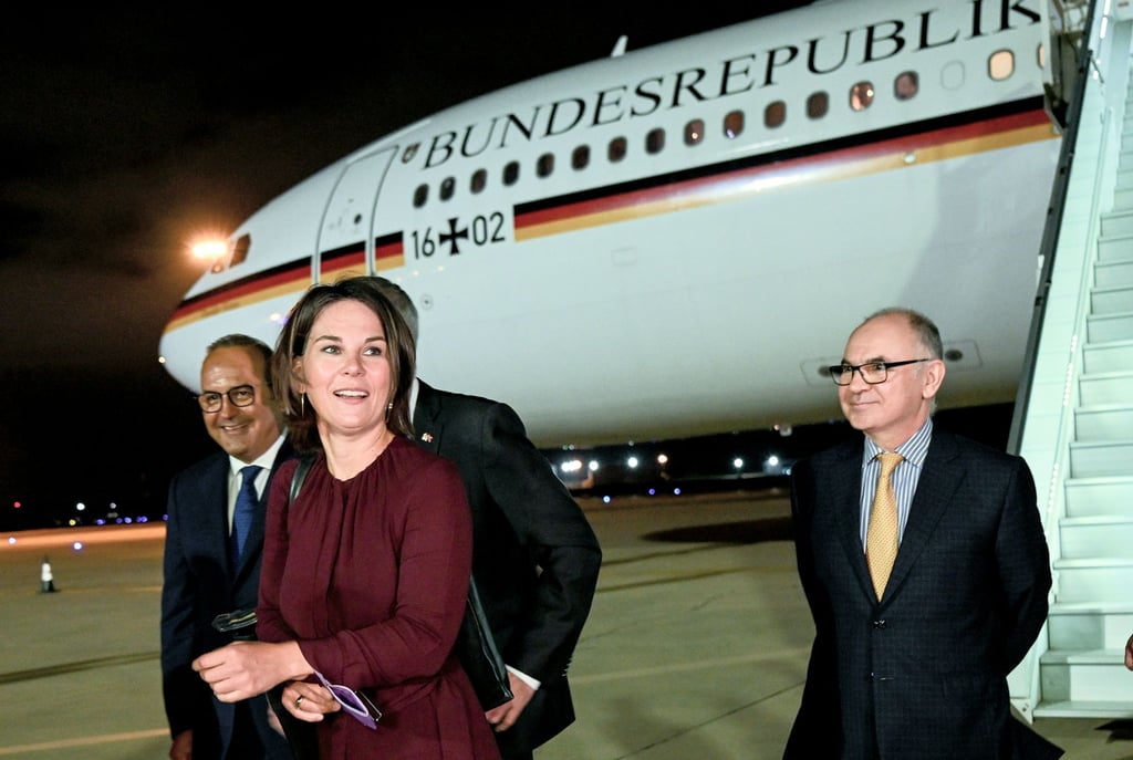 Außenministerin Annalena Baerbock (Bündnis 90/Die Grünen) bei ihrer Ankunft auf dem Flughafen in Rabat.