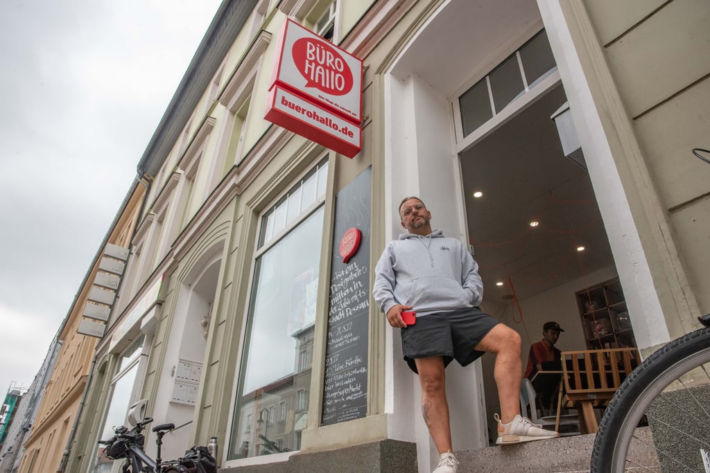 Alexander Lech gründete vor zehn Jahren das „BüroHallo“, jetzt in der Ferdinand-von-Schill-Straße ansässig.