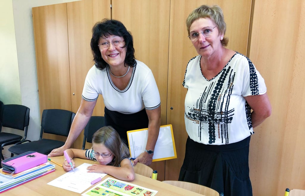 In der zweiten Klasse der Grundschule Langeneichstädt durfte Bildungsministerin Eva Feußner (l.) in Begleitung der Schulleiterin Sylke Puchowski (r.) Freitag hospitieren. Hier half sie der kleinen Lisbeth bei einer Übung im verstehenden Lesen.