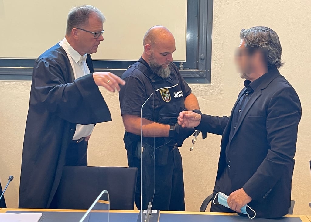 Antonio L. werden die Handschellen abgenommen.