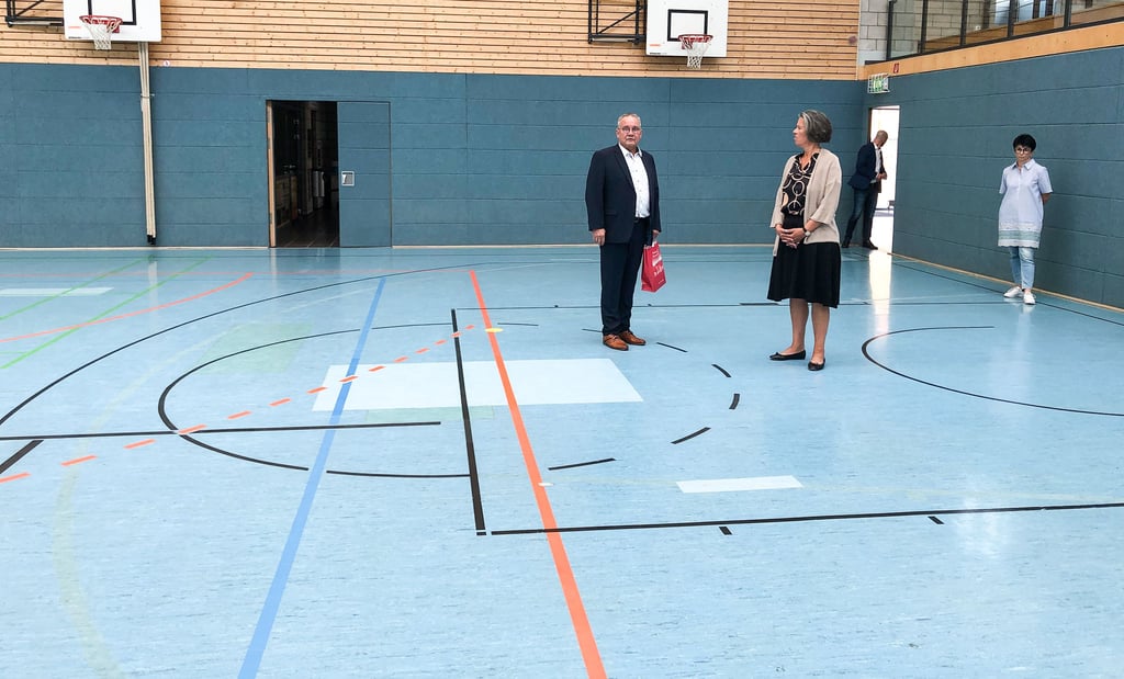 Der Sportboden in der Halle ist sichtbar bereits mehrfach geflickt worden. Jetzt soll er erneuert werden.
