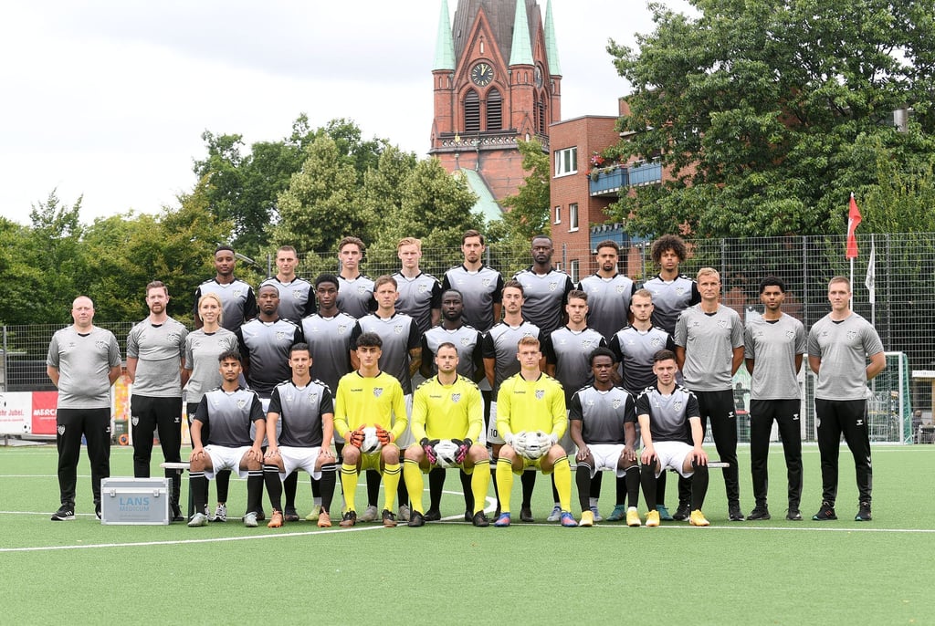 Das Team des FC Teutonia 05 Ottensen posiert in Hamburg für ein Teamfoto.