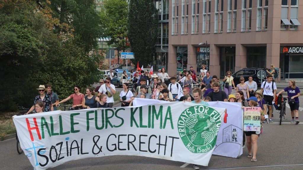 Klimaaktivisten der Bewegung Fridays for Future ziehen in die Freiimfelder Straße, um dort den Streik bei der Havag zu unterstützen.