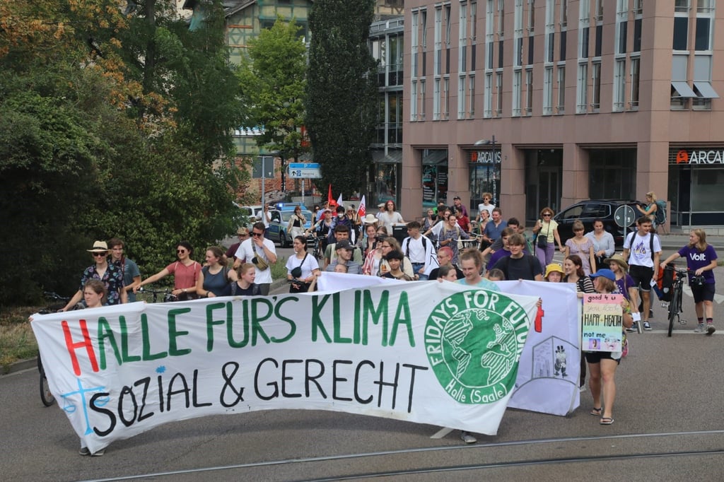 Klimaaktivisten der Bewegung Fridays for Future ziehen in die Freiimfelder Straße, um dort den Streik bei der Havag zu unterstützen.