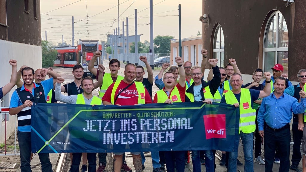 Hier rollt nichts. Gewerkschaftsmitglieder riegeln die Betriebshöfe wie hier in der Freiimfelder Straße ab.
