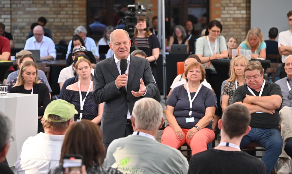 Olaf Scholz beim Bürgerdialog in Magdeburg: Viele Gäste beschäftigten Sorgen vor Inflation und einer Eskalation des Ukraine-Krieges. Der Kanzler kündigte ein drittes Entlastungspaket an, blieb mit Blick auf konkrete Schritte aber meist vage.
