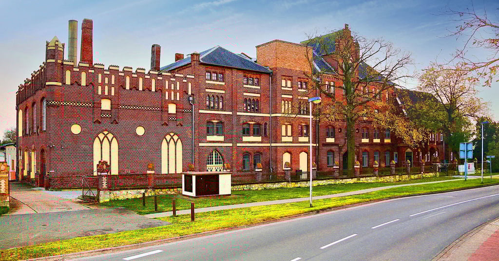 Ein ehemaliger Industriebau, der heute moderne Gewerbe- und Wohnräume bietet und fürs Stadtbild erhalten bleibt: An der Lüderitzer Straße in Tangermünde ist dieses Anliegen sehr gut gelunden.