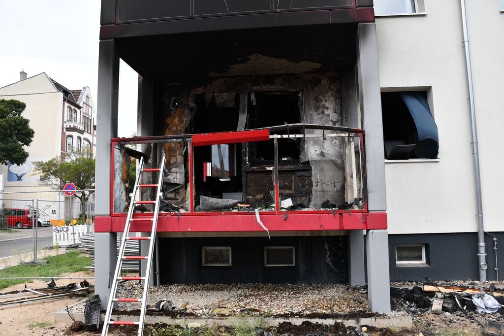Der durch ein Feuer zerstörte Balkon in Magdeburg-Stadtfeld.