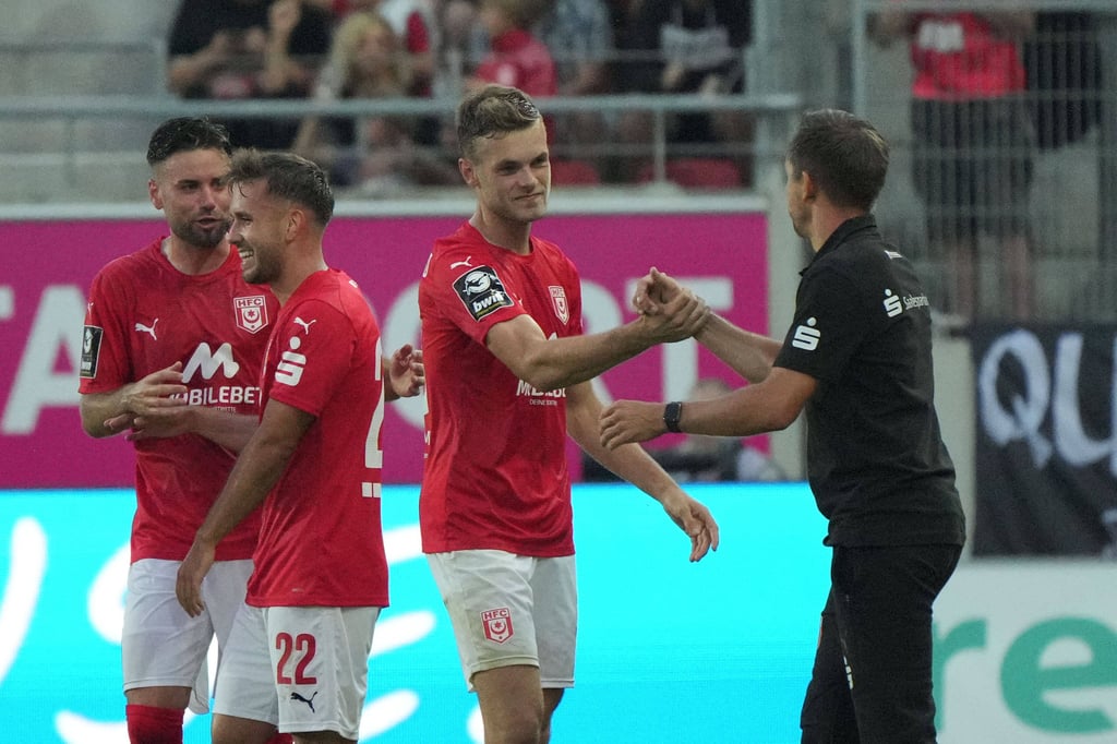 HFC-Torschütze Tom Zimmerschied holt sich die Glückwünsche von Trainer André Meyer ab.