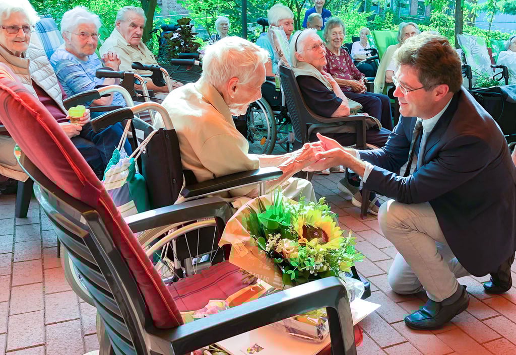 Da geht der Oberbürgermeister auf die Knie: Robert Reck gratuliert Brunhild Oecknick im Marienheim zum 100. Geburtstag.