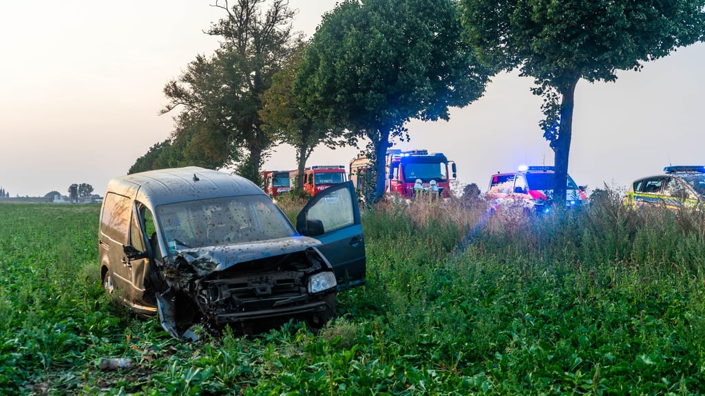 Das Fahrzeug des 20-Jährigen kam erst auf einem Acker zum Stehen.