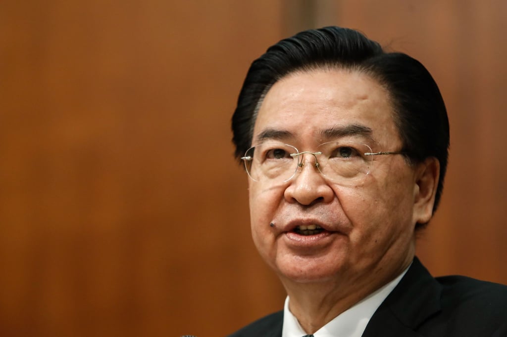 Taiwans Außenminister Joseph Wu verurteilt Chinas Militärmanöver. Peking trete mit den Übungen den Status quo mit Füßen.