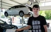 Borna Tomic, Schüler aus Landsberg bei Halle, steht im Karosseriebetrieb «Cars & Colours». Dort hat er in den Sommerferien ein Schülerpraktikum absolviert.