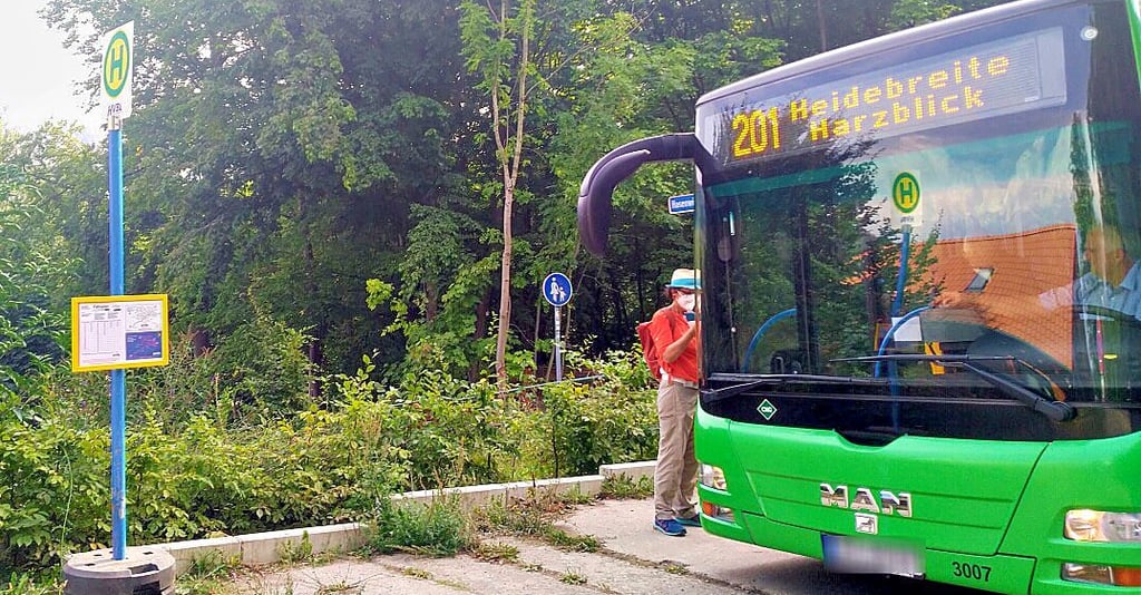 Vom Eichberg fahren die Stadtbus-Linien 201, 204 und 205 ab. Der Weg von der Friedrichstraße über den Hasenwinkel hinauf zur Ersatzhaltestelle ist für viele Nutzer mühsam.