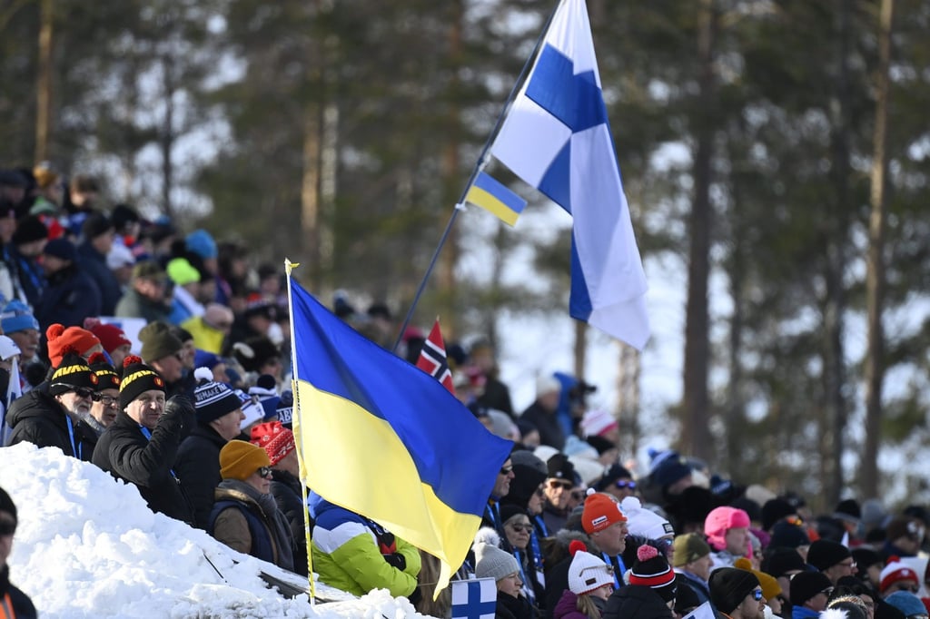 Die ukrainische Fahne weht neben der finnischen Fahne während eines Biathlon-Weltcups.