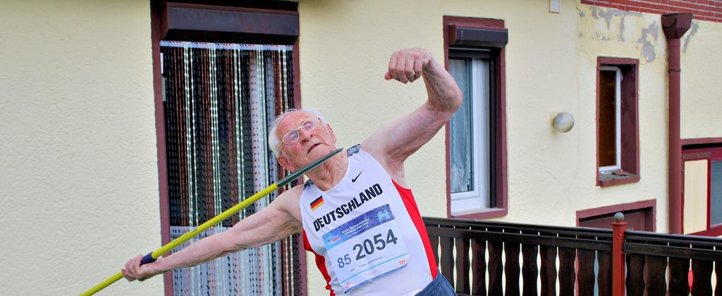 Arneburgs Weltmeister Lothar Huchthausen mit seinem Lieblings-Sportgerät, dem Speer, auf der heimischen Terrasse.