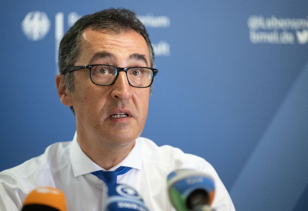 Bundesagrarminister Cem Özdemir (Bündnis 90/Die Grünen), appelliert bei der Vorstellung des Ernteberichts 2022 an die Branche.