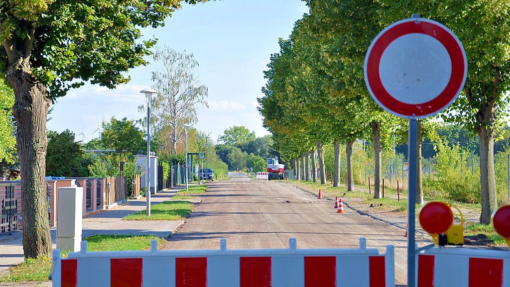 Ist zwar eine Maßnahme des Landkreises. Aber betrifft natürlich die Stadt Güsten: Noch bis 2. September ist die Amesdorfer Staße vollgesperrt. Die Fahrbahn der Kreisstraße wird neu asphaltiert.