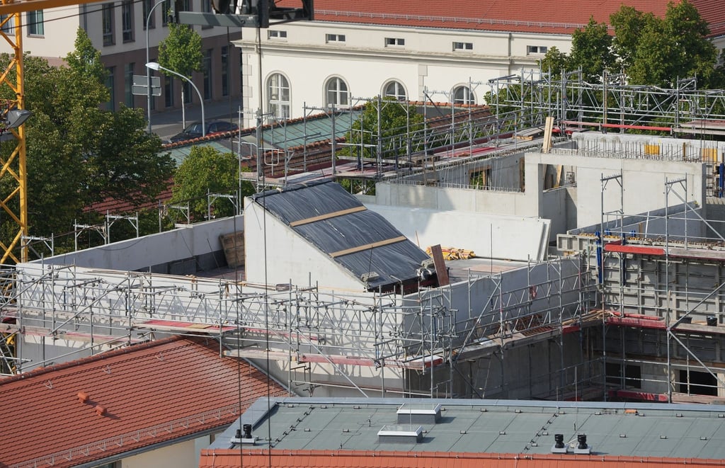 Blick auf den Rohbau des Synagogenzentrums (M) in der Schloßstraße.